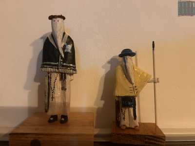 Si tratta di sculture in legno in miniatura che riproducono la figura dei confratelli incappucciati che conducono la processione